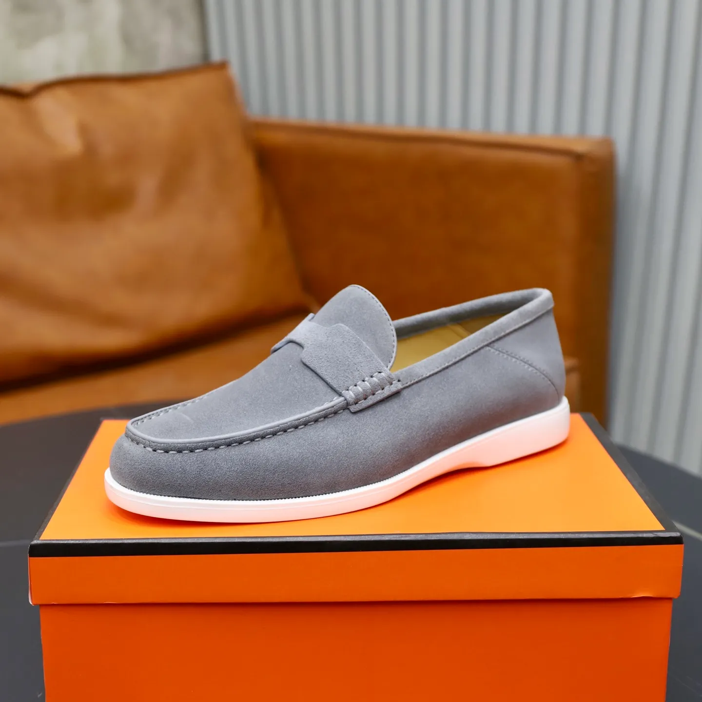 Ex-factory price: 540💰Hermès/Hermès slip-on men's shoes. This shoe is made of imported cow suede leather, with simple and smooth lines, and a 3CM rubber foam ultra-light sole combined with aerodynamic design! Youthful and fashionable, H button decoration, contrasting leather embellishment on the heel, calf lining to gently wrap your feet, with embossed logo cowhide feet, leather rock strips, casual and urban style, highlighting youthful vitality, sports and leisure version, super versatile Size number: 38-39-40-41-42-43-44 Standard leather shoe size (45 can be customized but does not support returns)